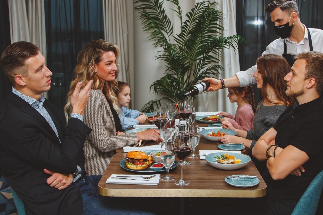 فندق ويلتون ريفر سايد سبا ريغا المظهر الخارجي الصورة Restaurant guests wearing face masks